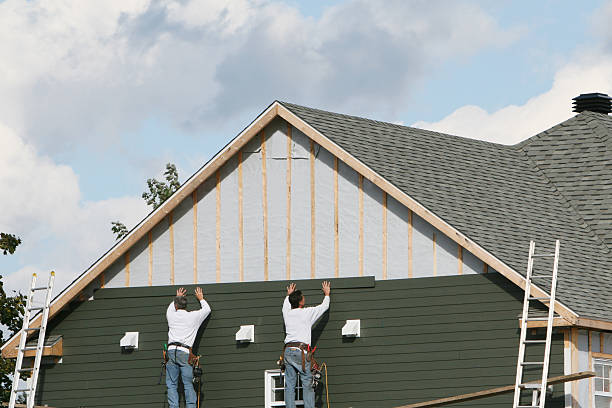 Professional Siding Installation technician working in Moore, SC